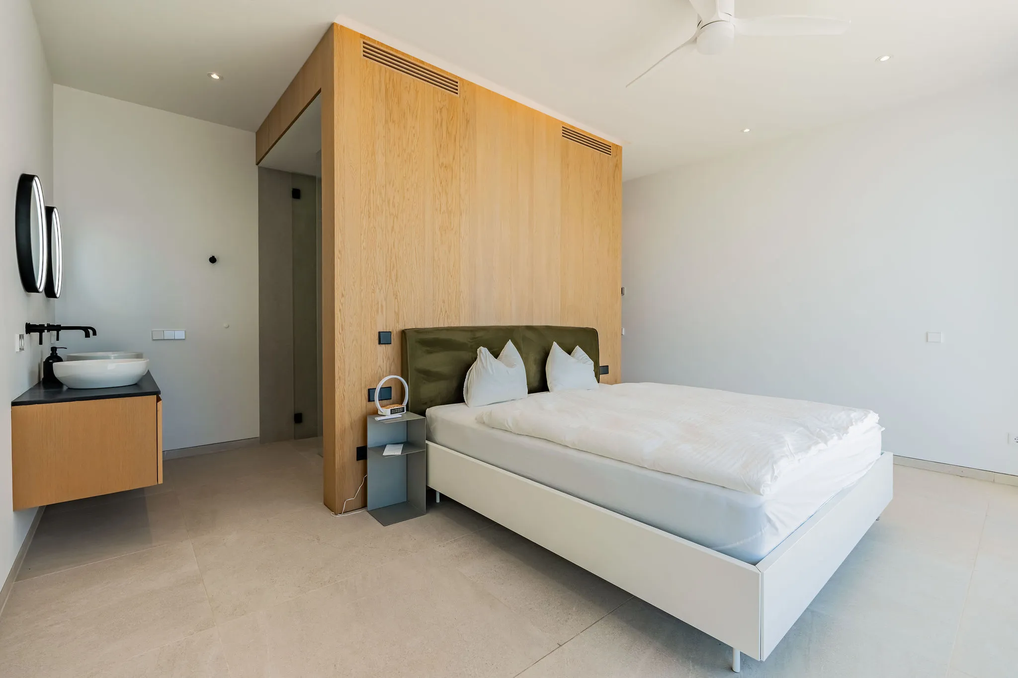 Villa neuve épurée en première ligne de mer-12