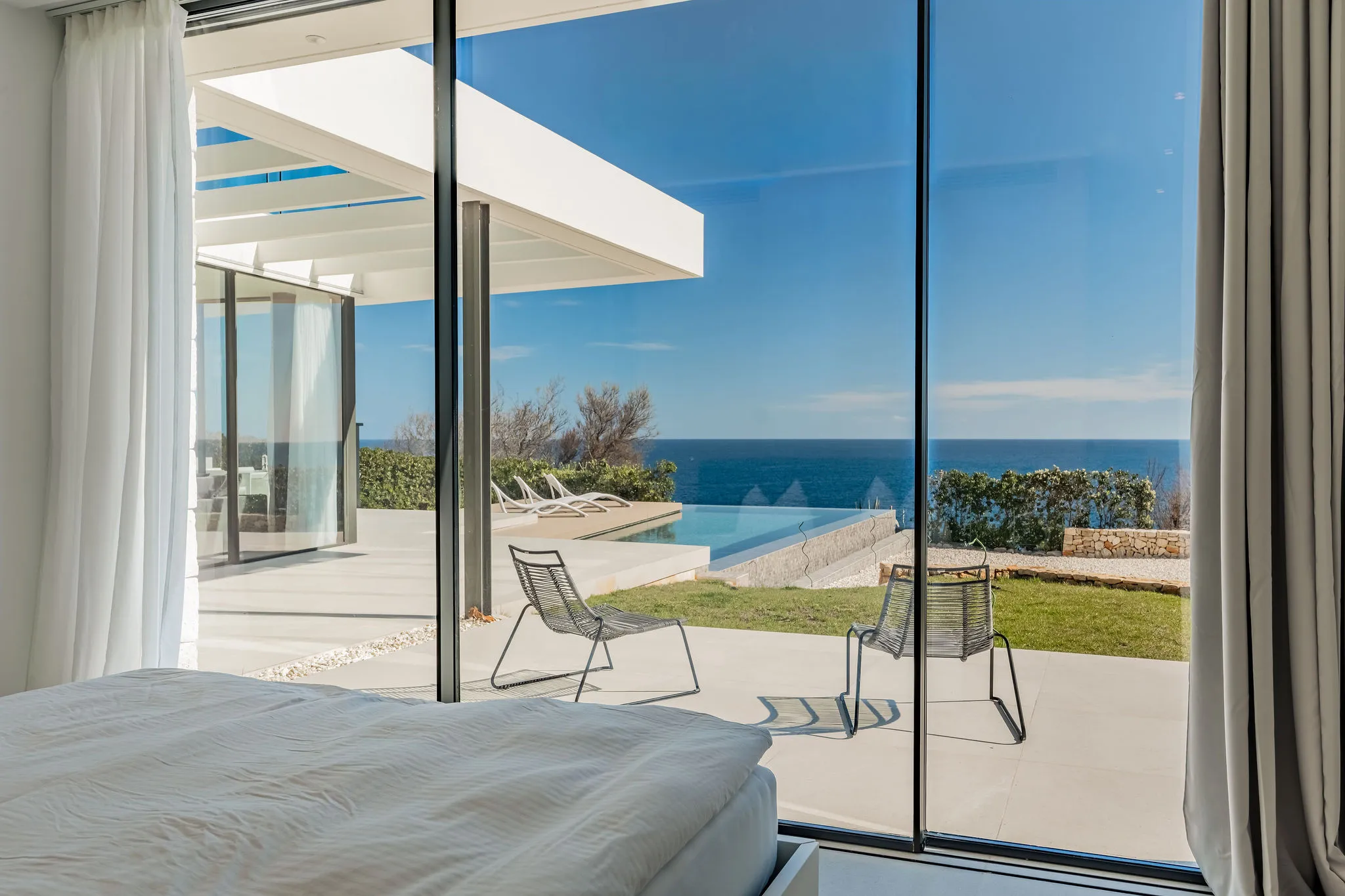 Villa neuve épurée en première ligne de mer-13