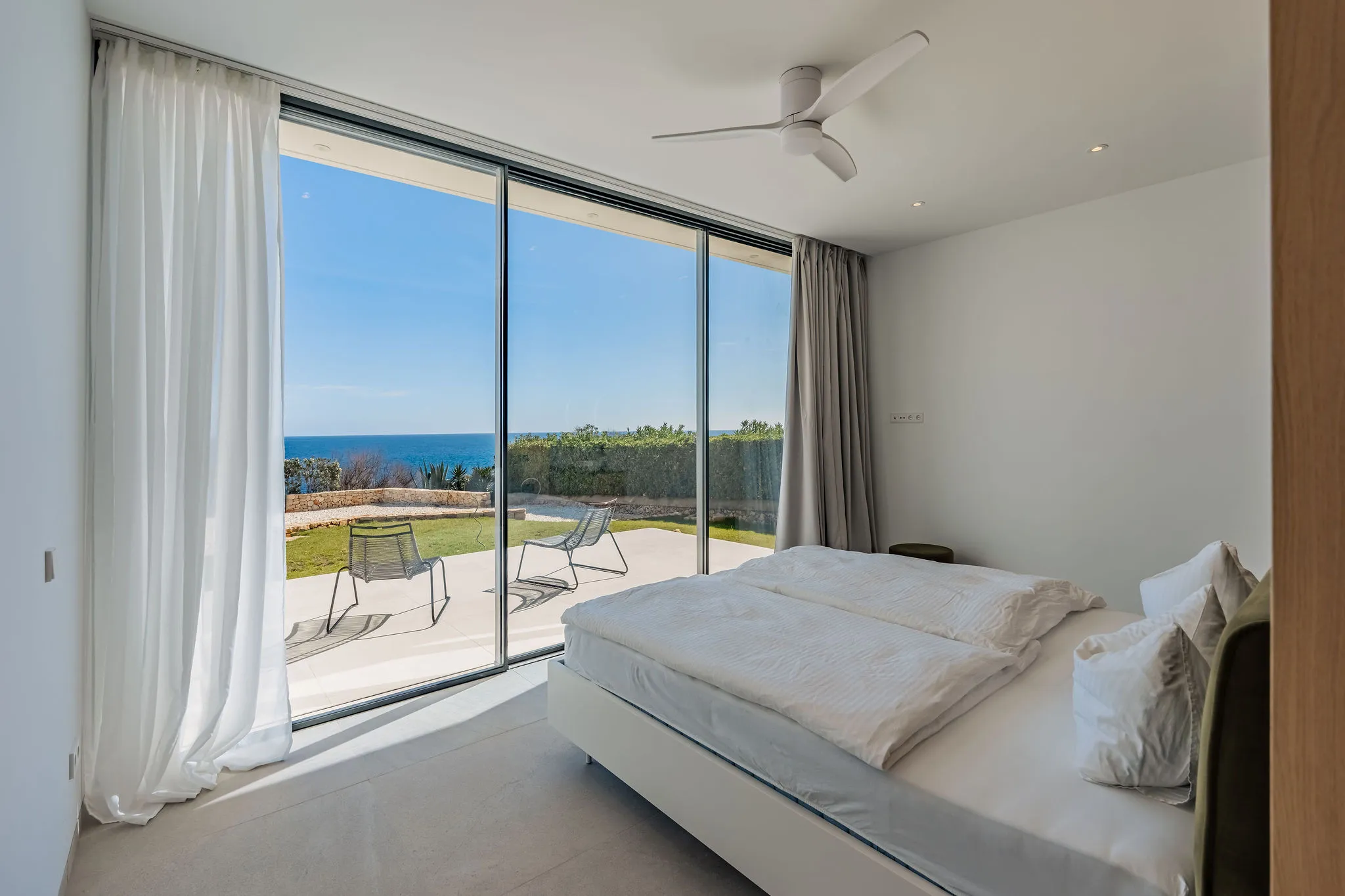 Villa neuve épurée en première ligne de mer-11