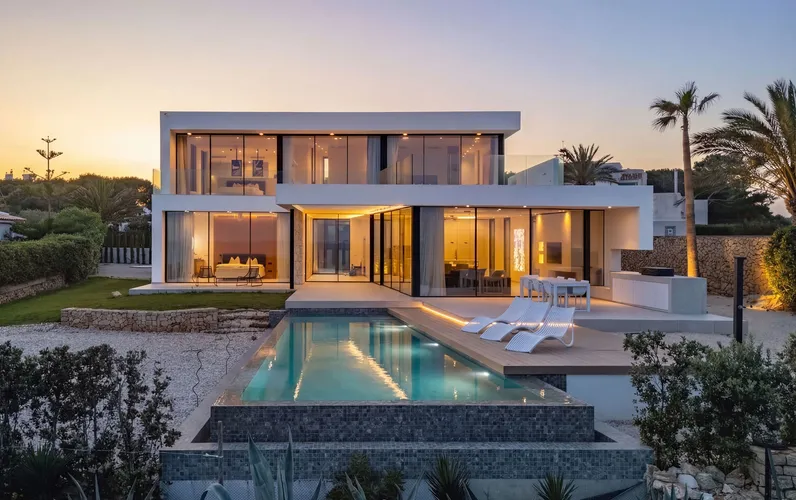 Vila nova purista en primera línia de mar