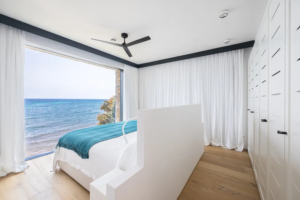 Nueva villa en 1ª línea con acceso al mar-8