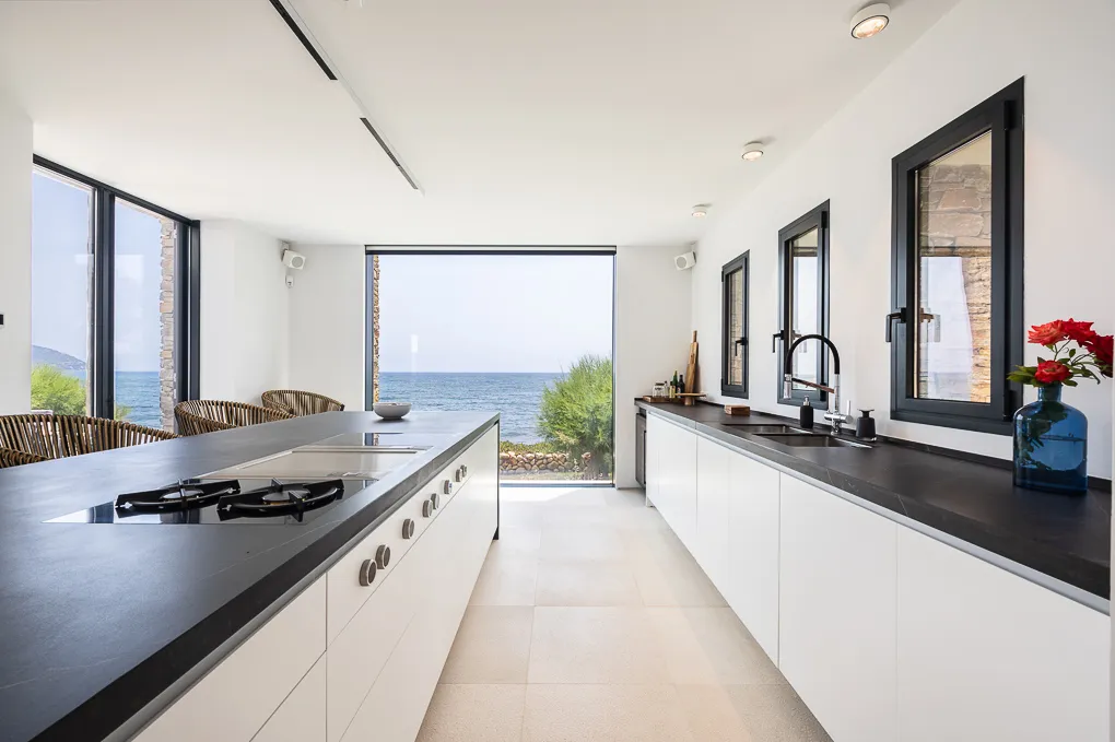 Nueva villa en 1ª línea con acceso al mar-6