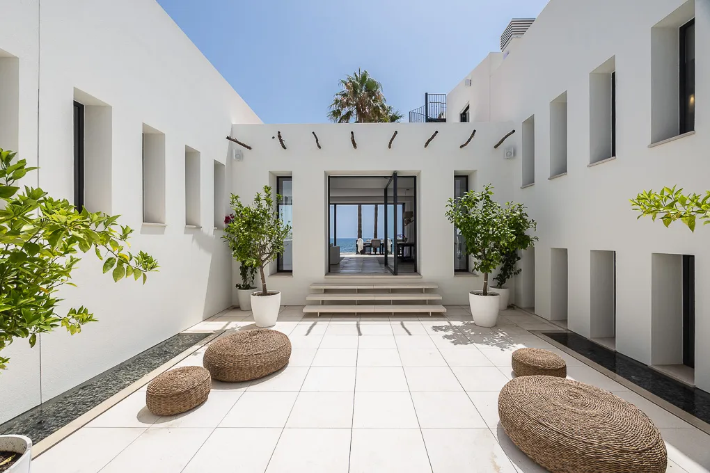 Nueva villa en 1ª línea con acceso al mar-2