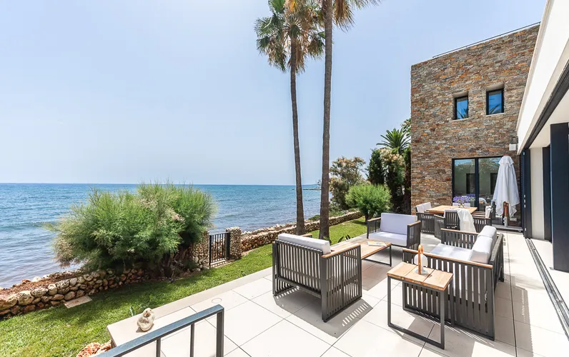 Nieuw gebouwde villa in eerste lijn met privétoegang tot de zee in Port Verd