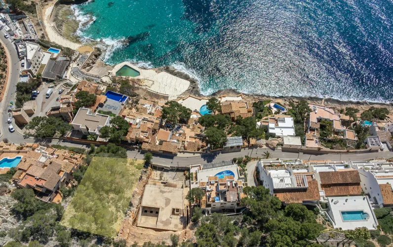 Building plot with sea views in Cala Llamp