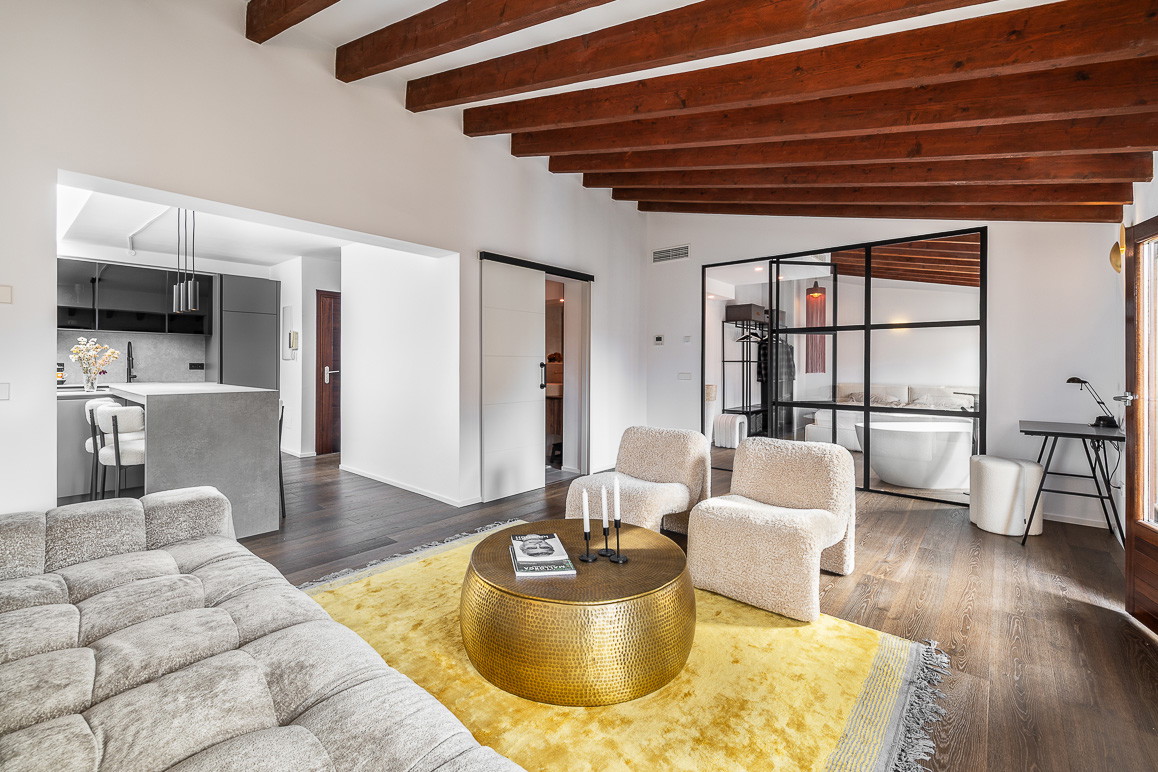 Ático con encanto renovado en el casco antiguo, con ascensor y terraza comunitaria