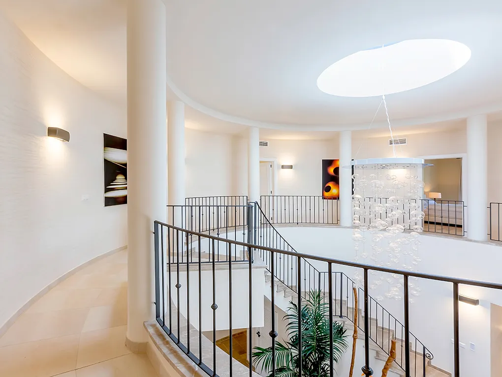 Prachtige villa met uitzicht op zee-8