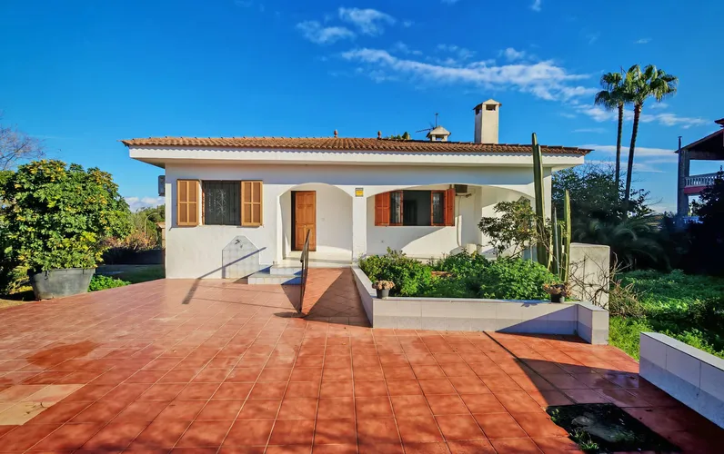 Bungalow mediterráneo con amplia parcela