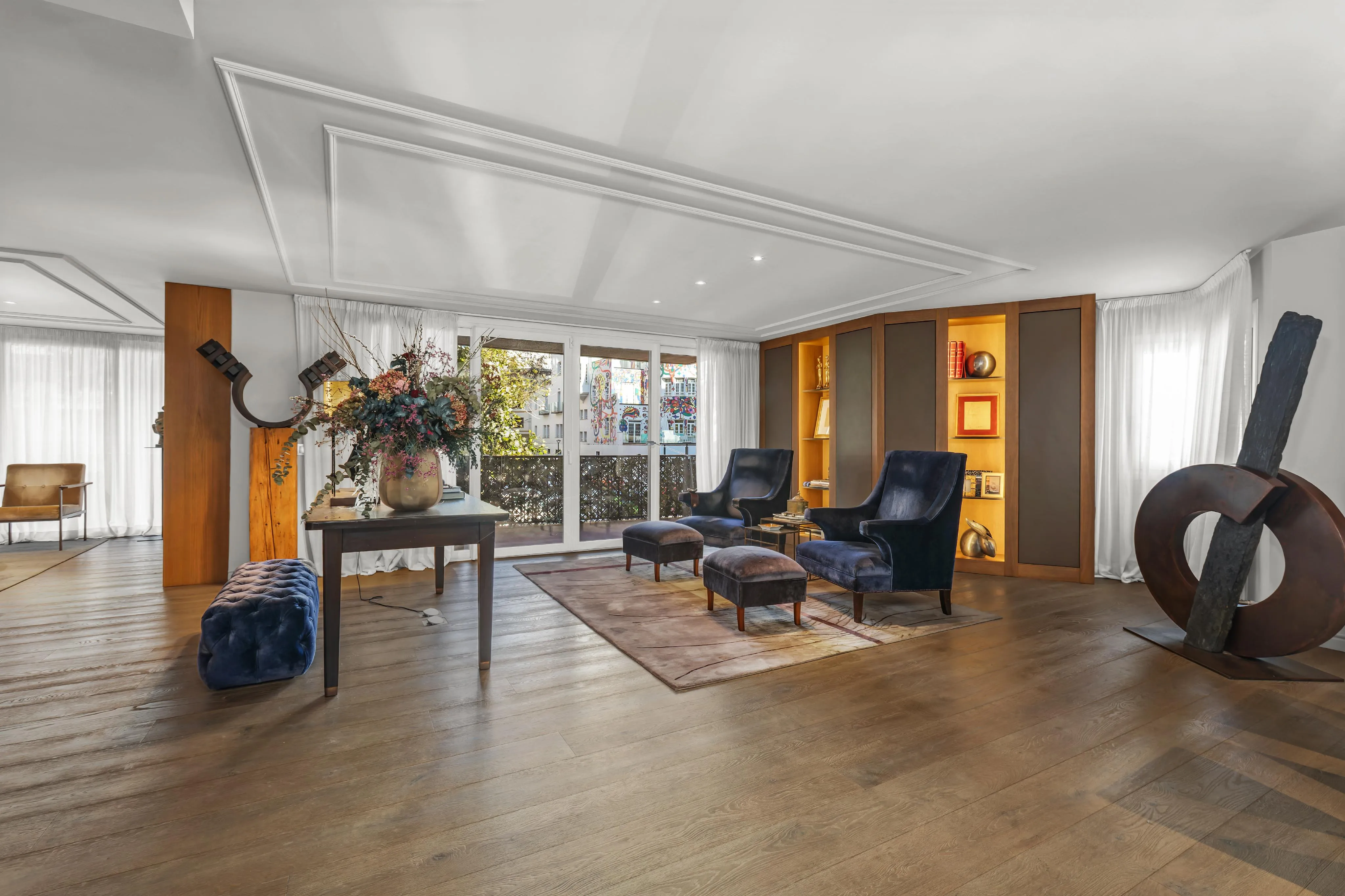 Amplio y elegante piso con mobiliario de diseño en exclusiva finca en el Paseo Maritimo-1