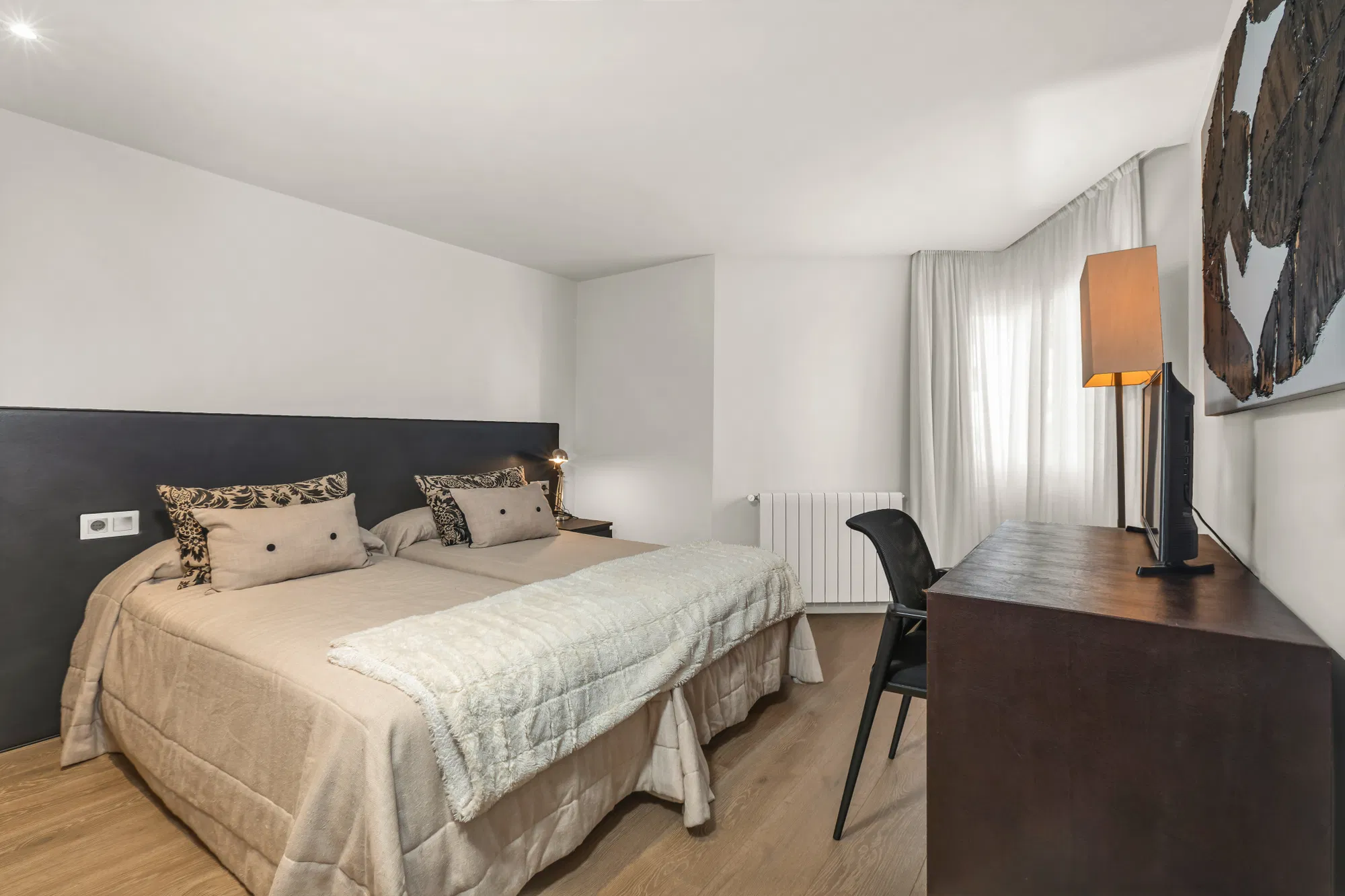 Spacious and elegant apartment with designer furniture in an exclusive building on the Paseo Maritimo-14