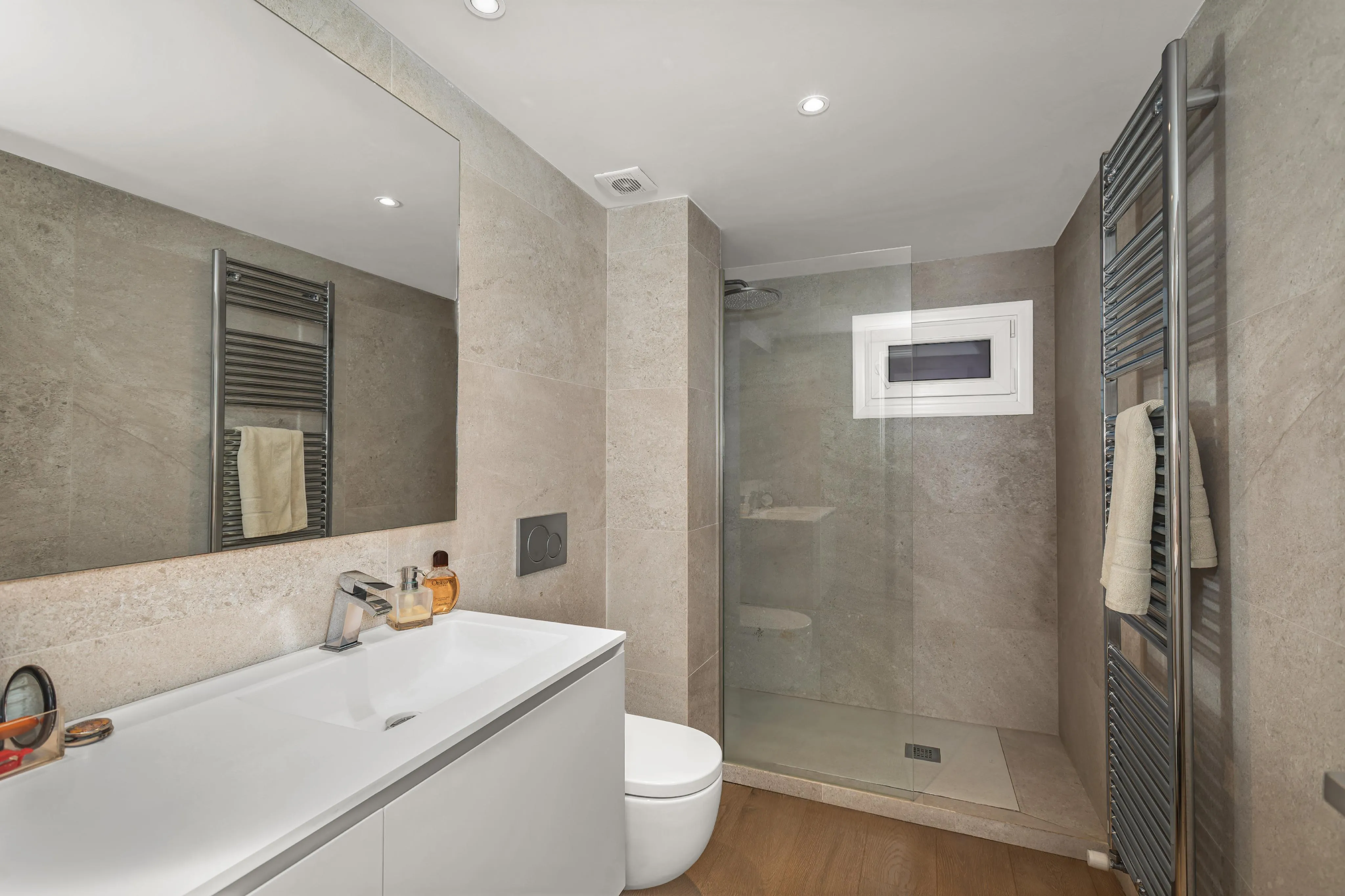 Amplio y elegante piso con mobiliario de diseño en exclusiva finca en el Paseo Maritimo-15