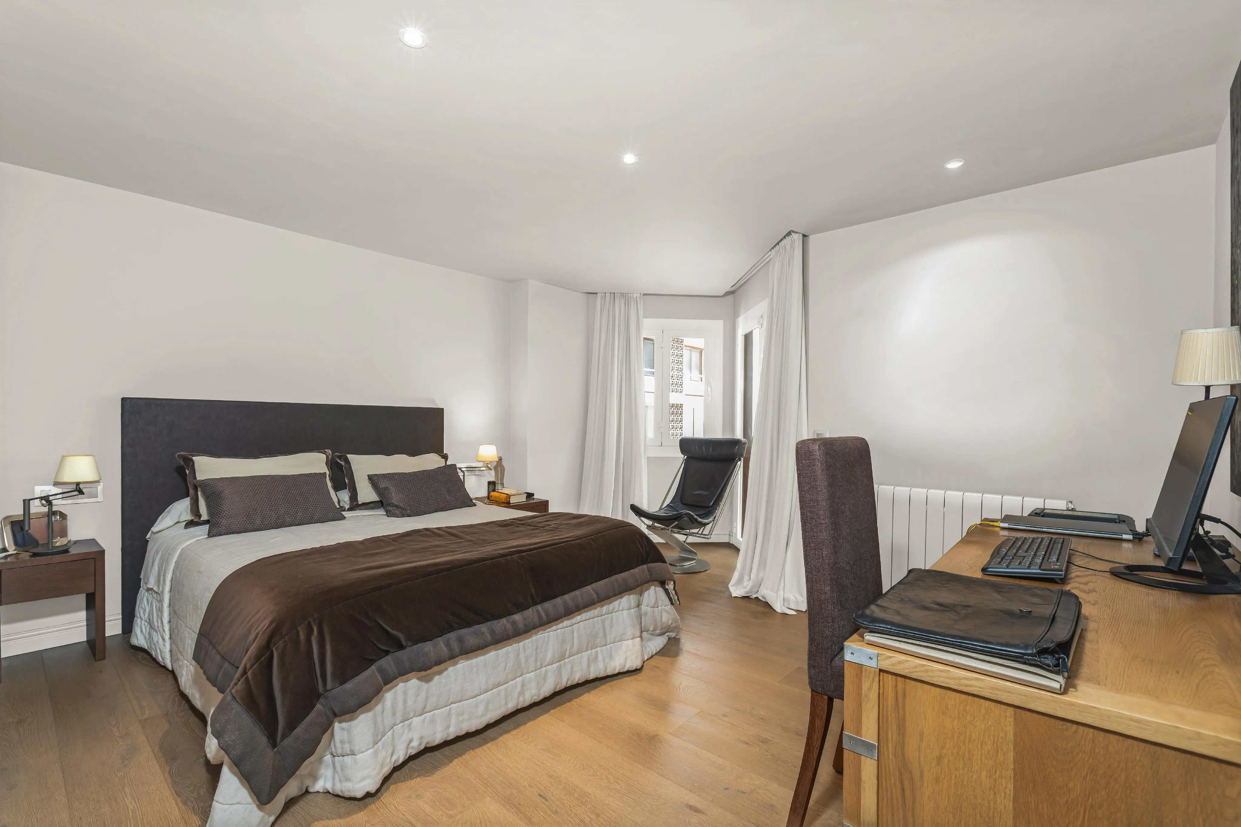 Spacious and elegant apartment with designer furniture in an exclusive building on the Paseo Maritimo-14