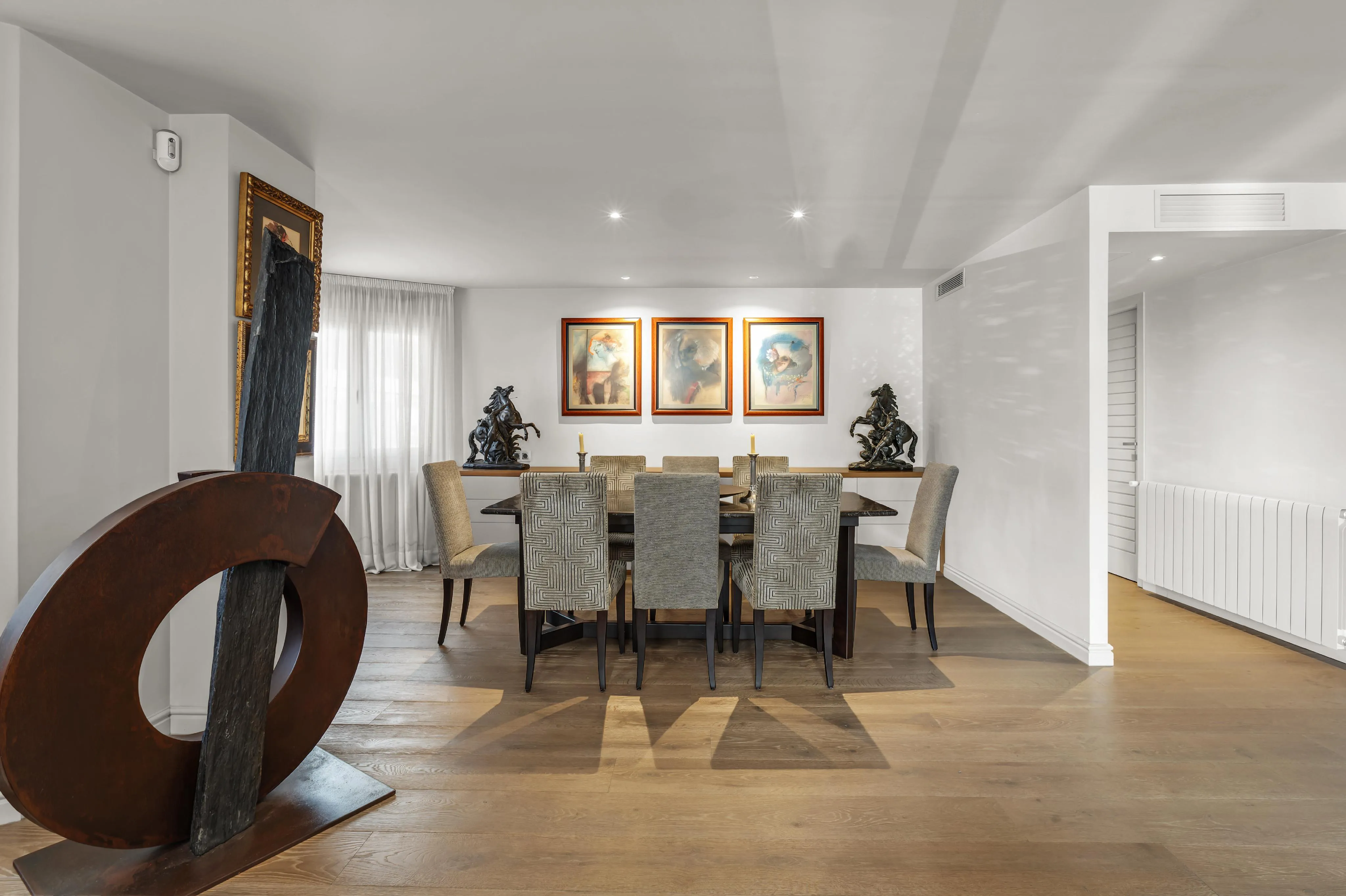 Spacious and elegant apartment with designer furniture in an exclusive building on the Paseo Maritimo-3