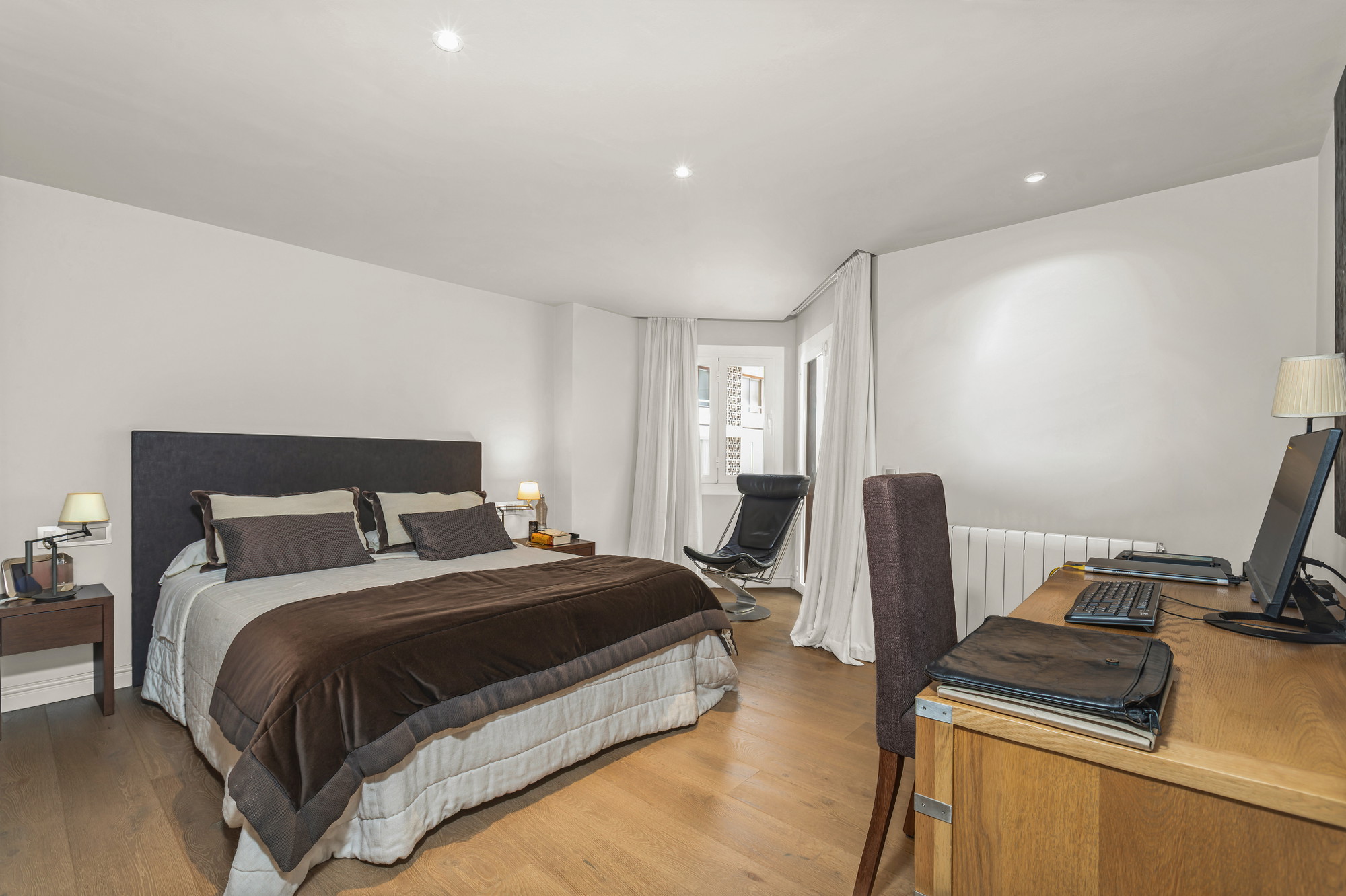 Spacious and elegant apartment with designer furniture in an exclusive building on the Paseo Maritimo-15