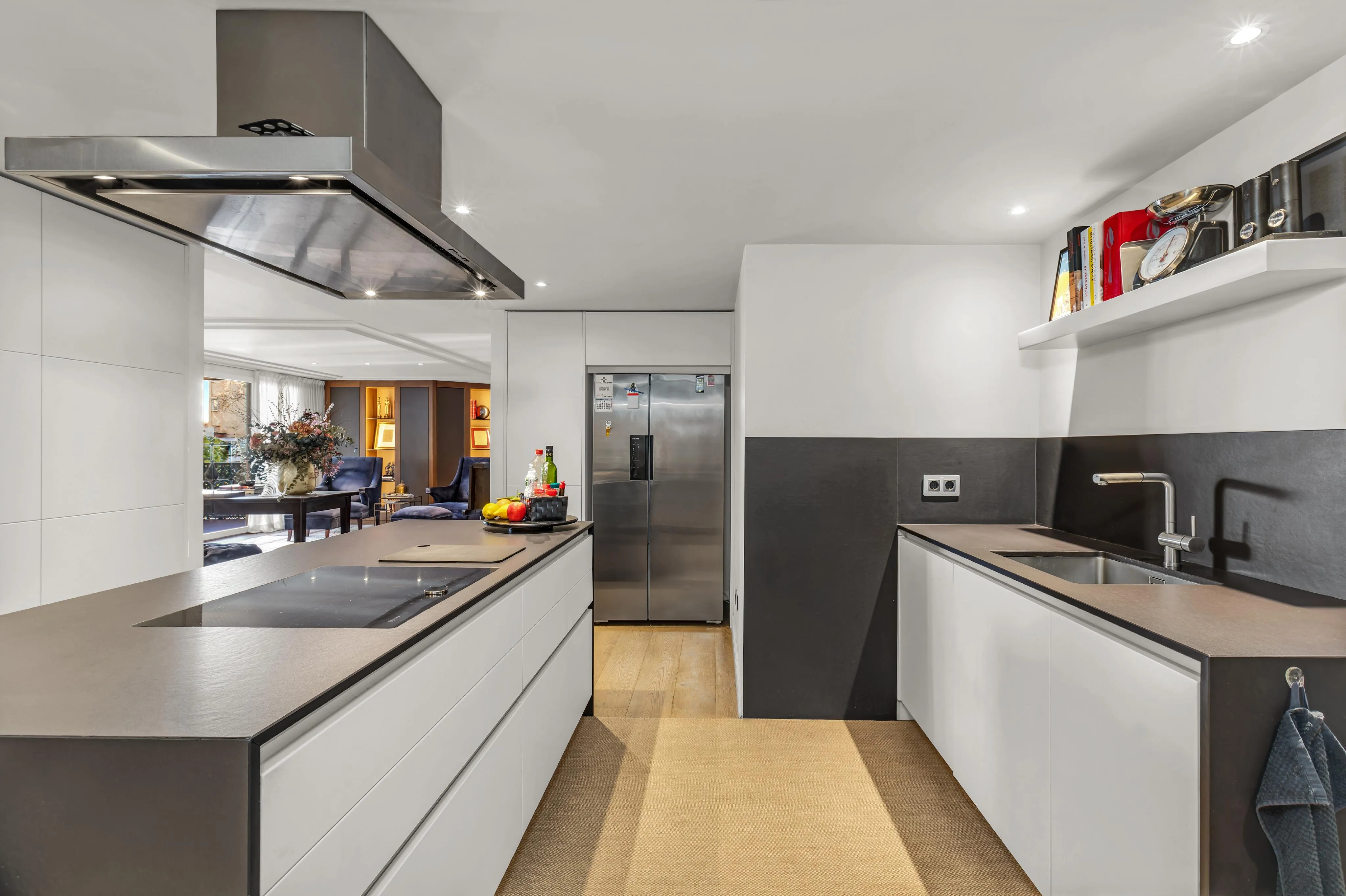 Spacious and elegant apartment with designer furniture in an exclusive building on the Paseo Maritimo-4