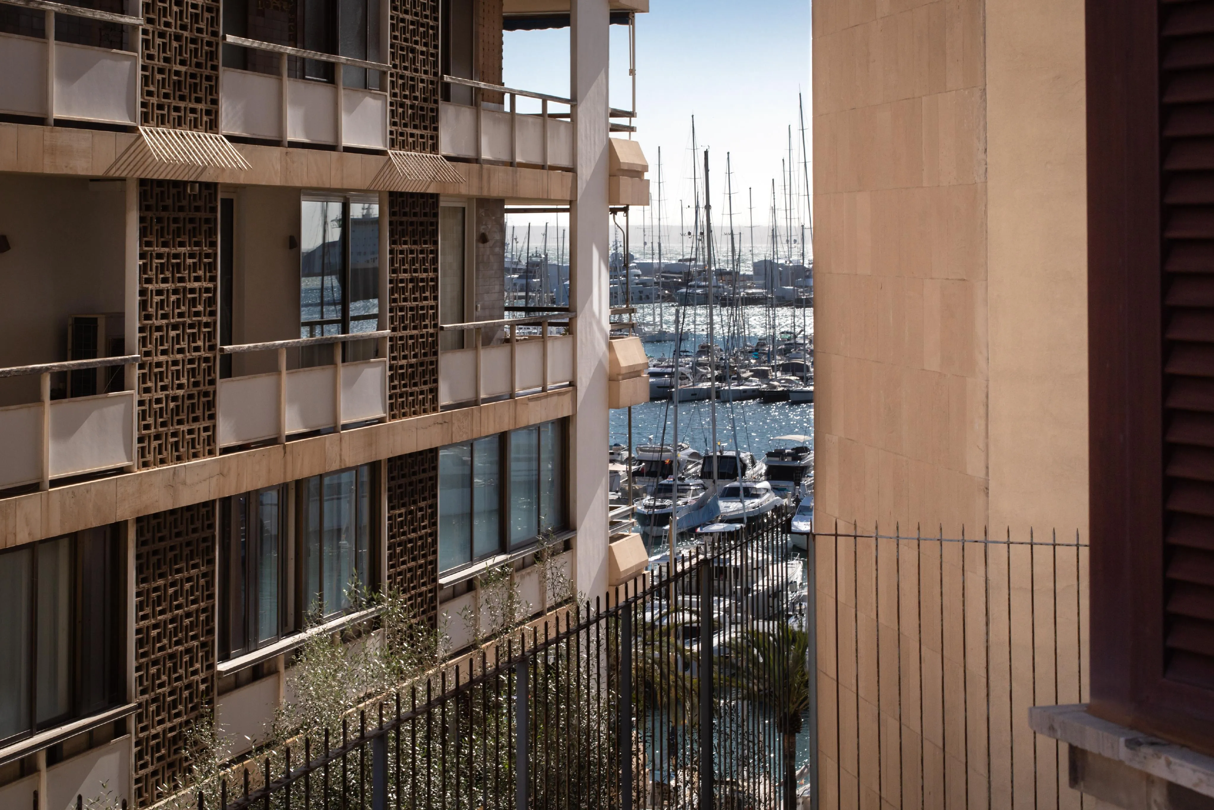 Spacious and elegant apartment with designer furniture in an exclusive building on the Paseo Maritimo-17