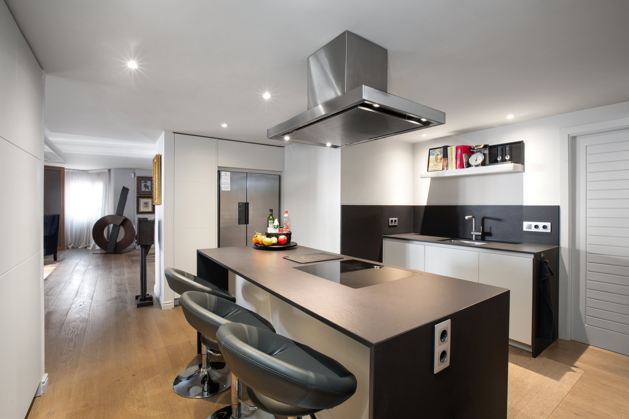 Spacious and elegant apartment with designer furniture in an exclusive building on the Paseo Maritimo-9
