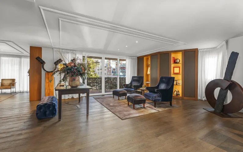 Spacious and elegant apartment with designer furniture in an exclusive building on the Paseo Maritimo