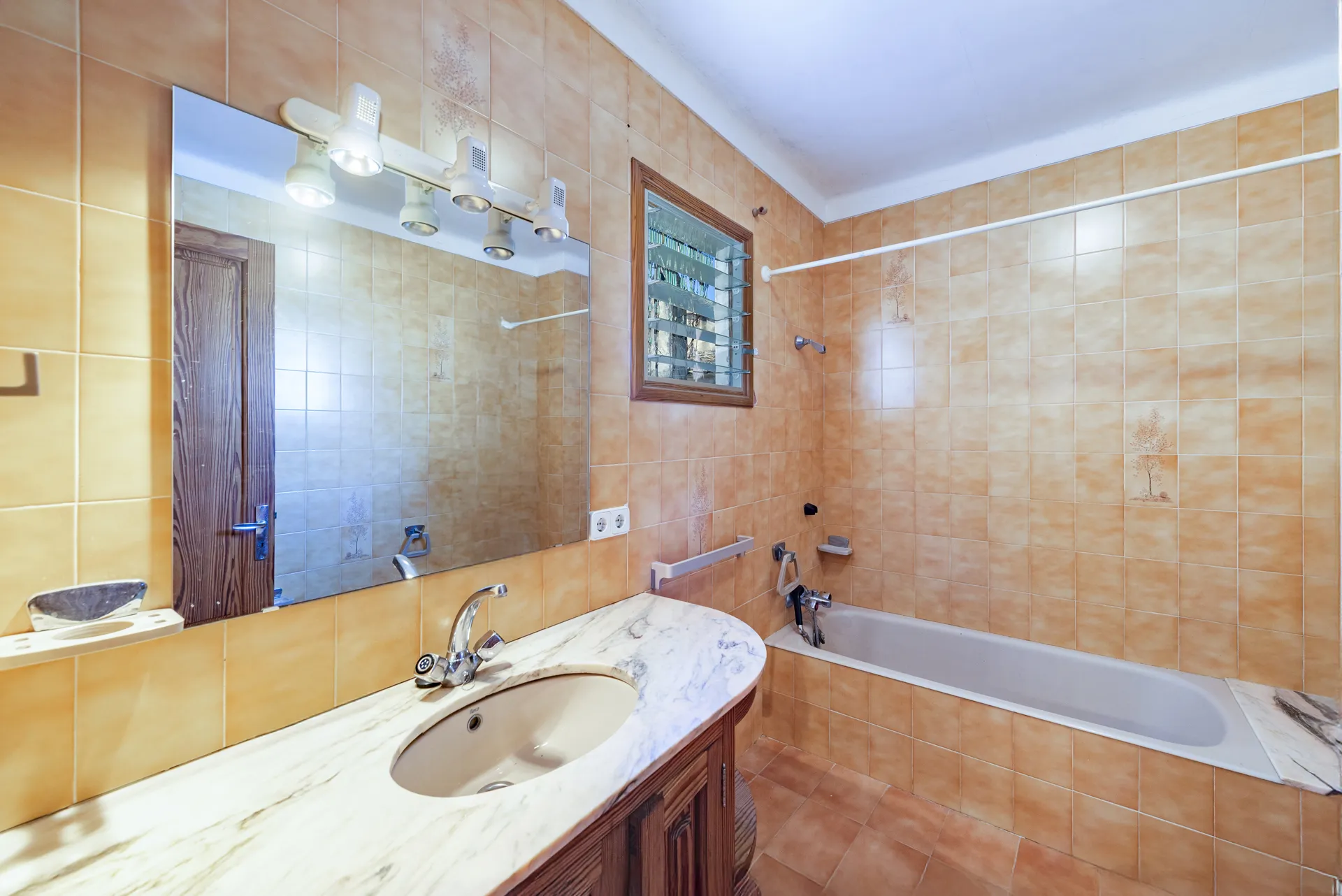 Descubra el enorme potencial de esta encantadora casa en Pollensa, Mallorca-12