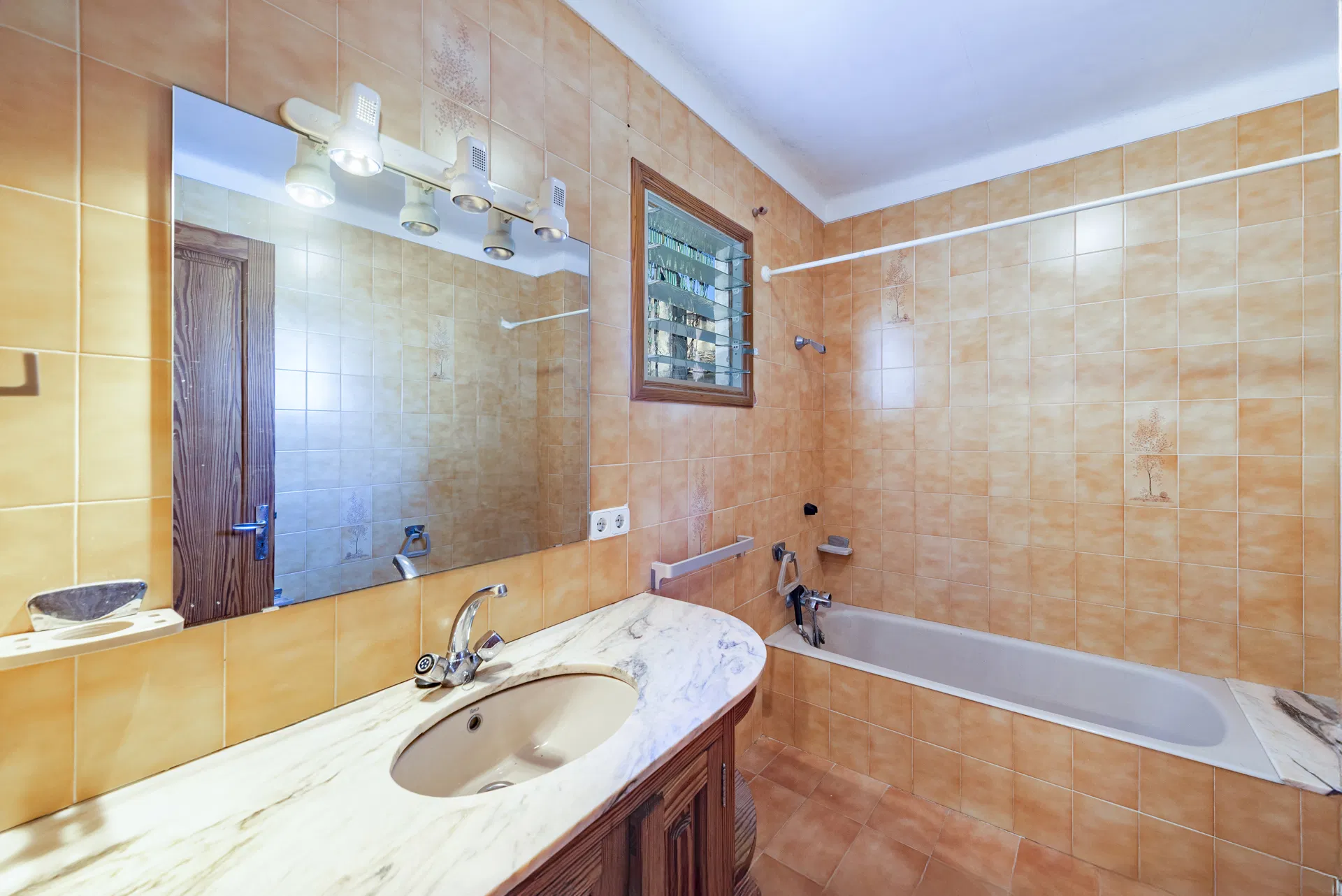 Discover the outstanding potential of this charming townhouse in Pollensa, Mallorca-12