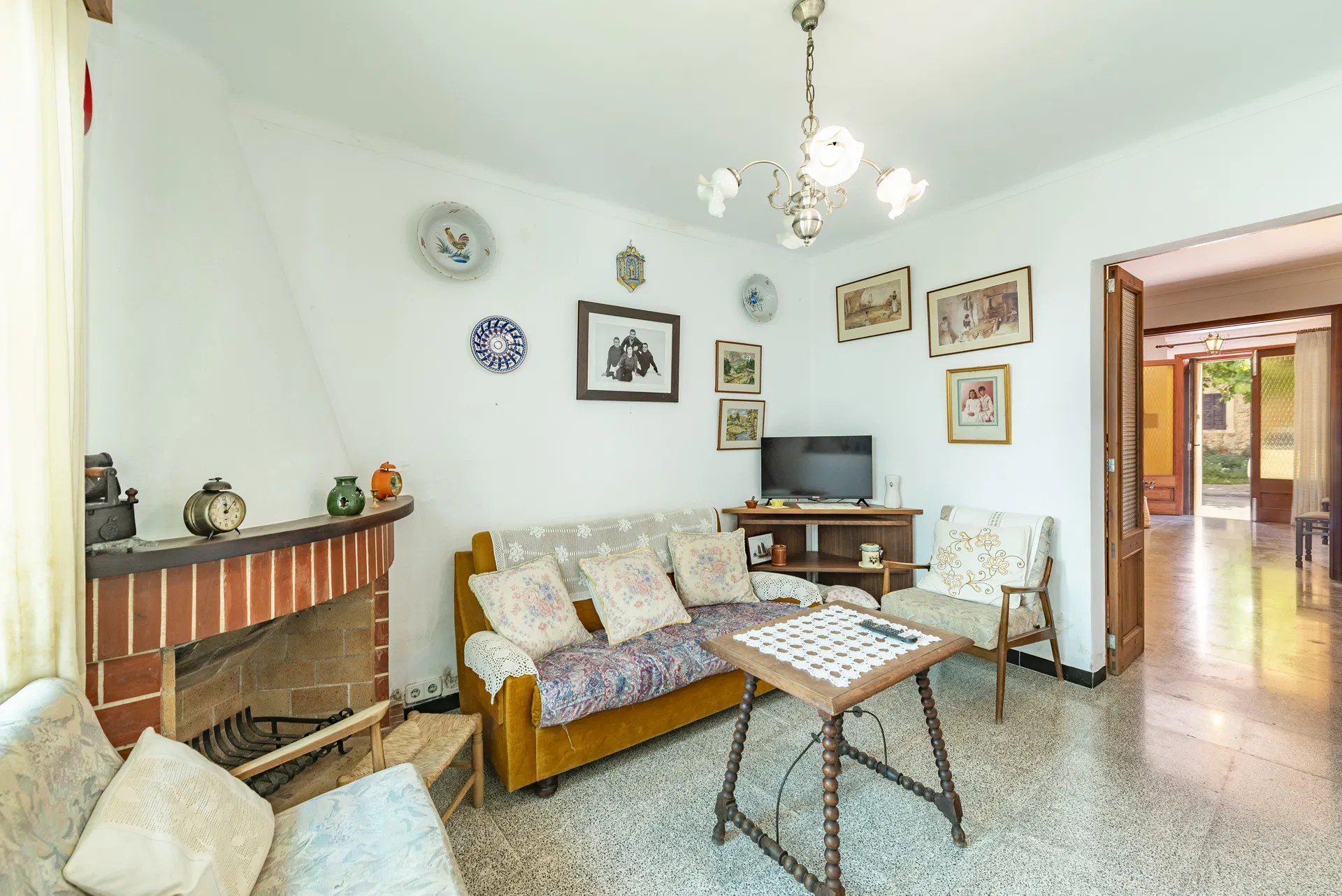 Discover the outstanding potential of this charming townhouse in Pollensa, Mallorca-3