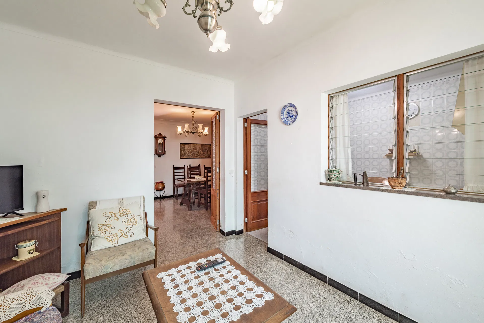Discover the outstanding potential of this charming townhouse in Pollensa, Mallorca-8