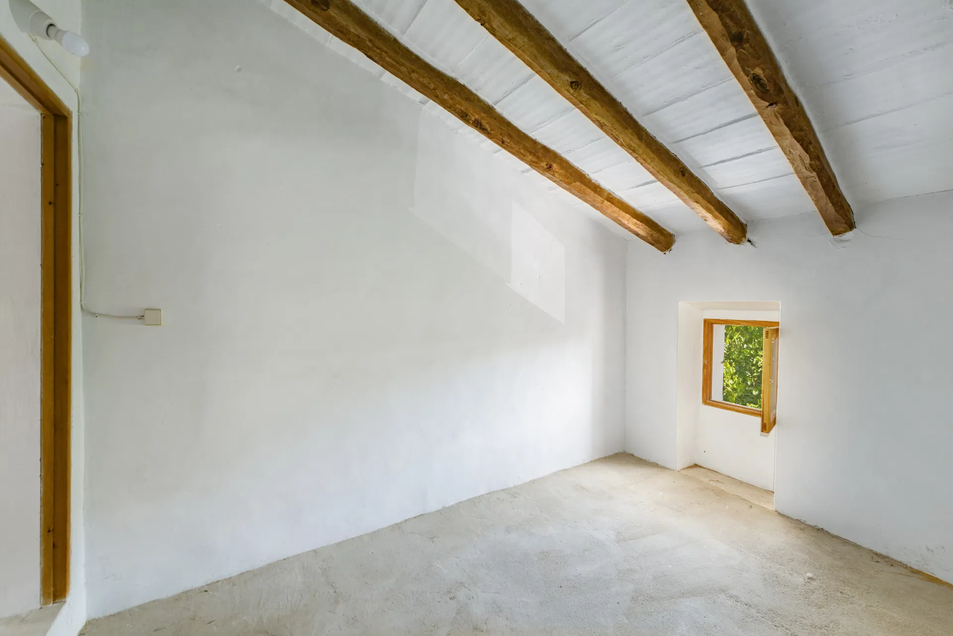Discover the outstanding potential of this charming townhouse in Pollensa, Mallorca-24
