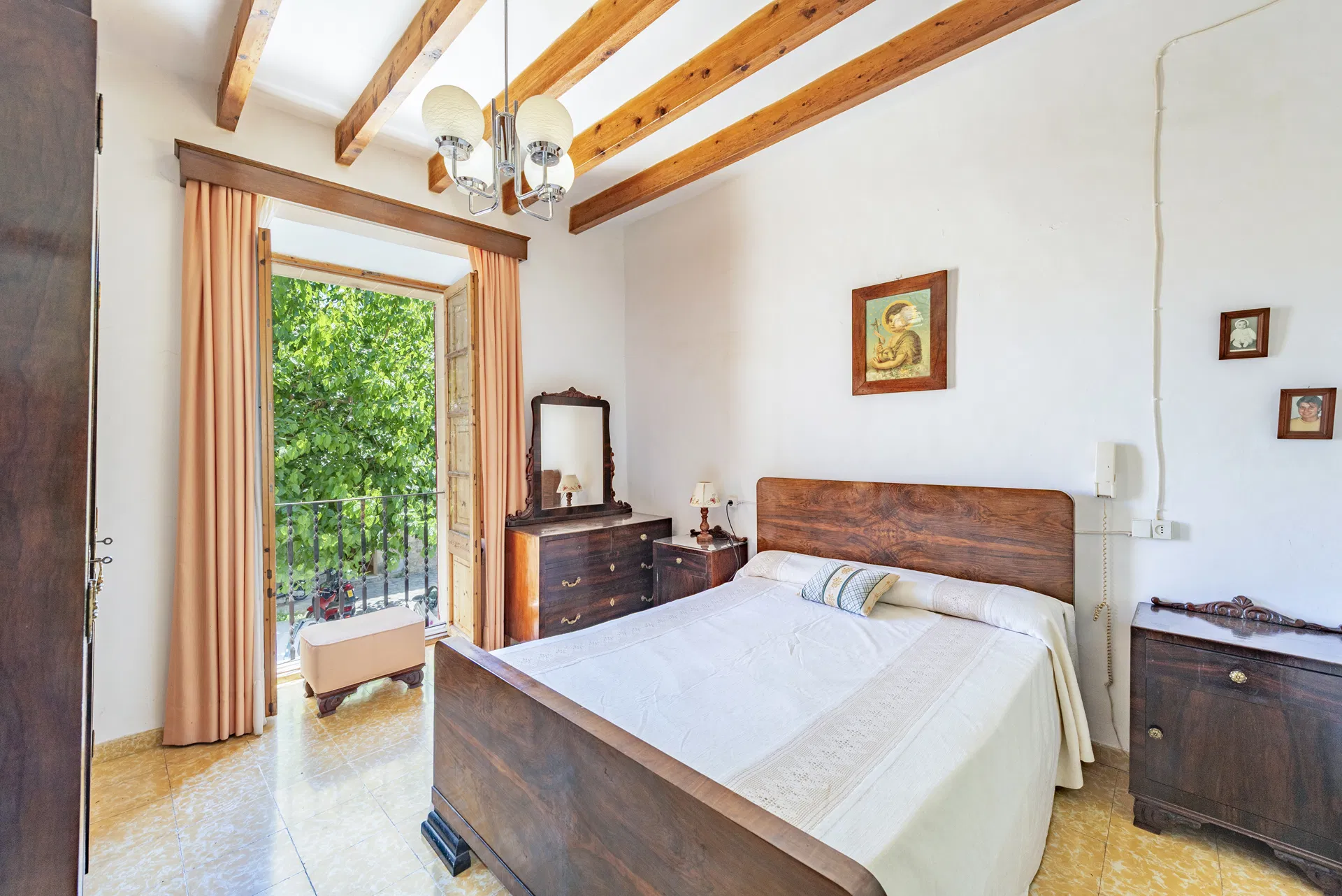 Discover the outstanding potential of this charming townhouse in Pollensa, Mallorca-17
