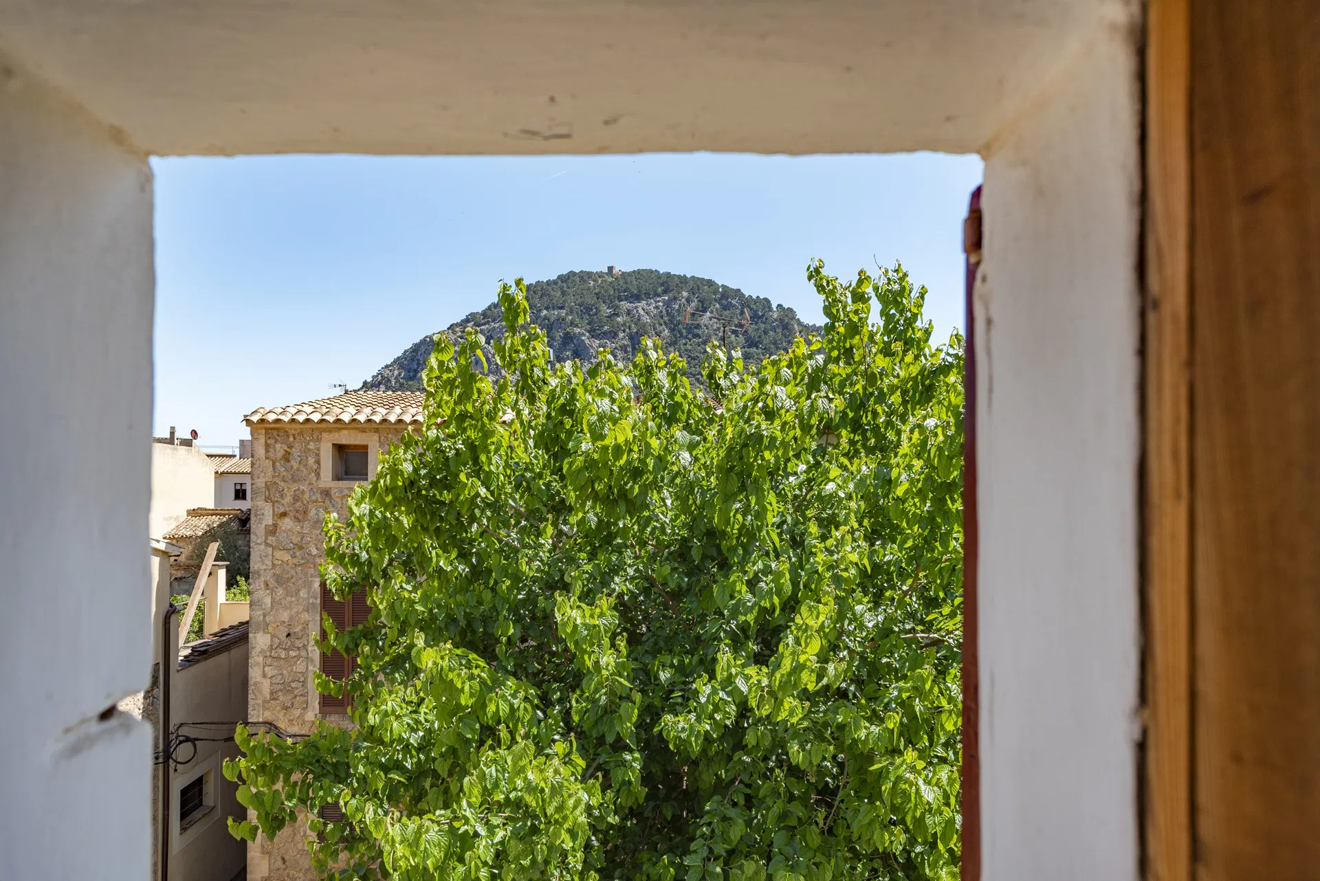 Discover the outstanding potential of this charming townhouse in Pollensa, Mallorca-5