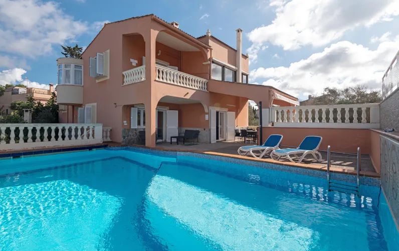 Villa mediterranea con licenza di affitto per vacanze a Cala Blava