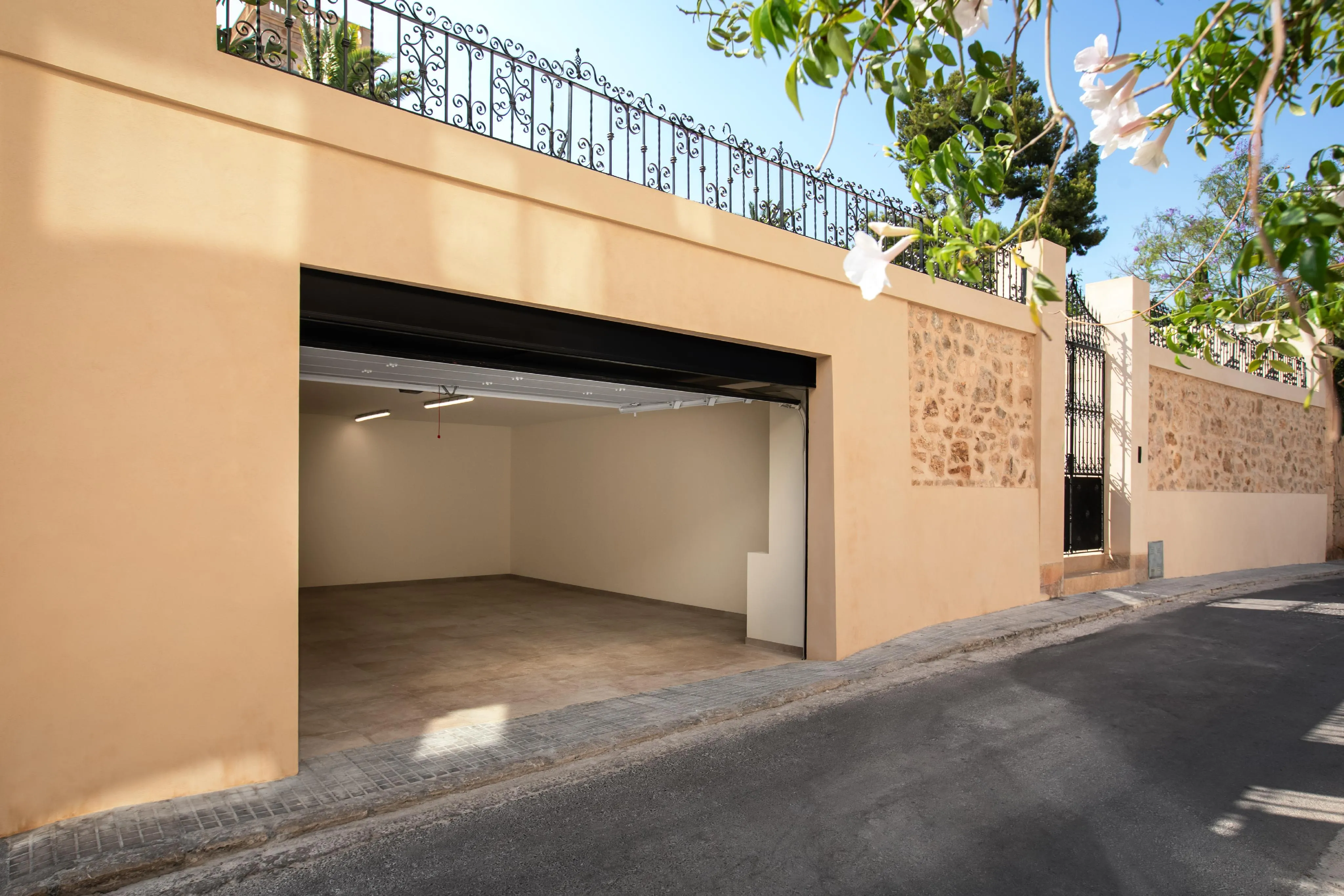 A luxurious and historical modern Mansion in Terreno-18