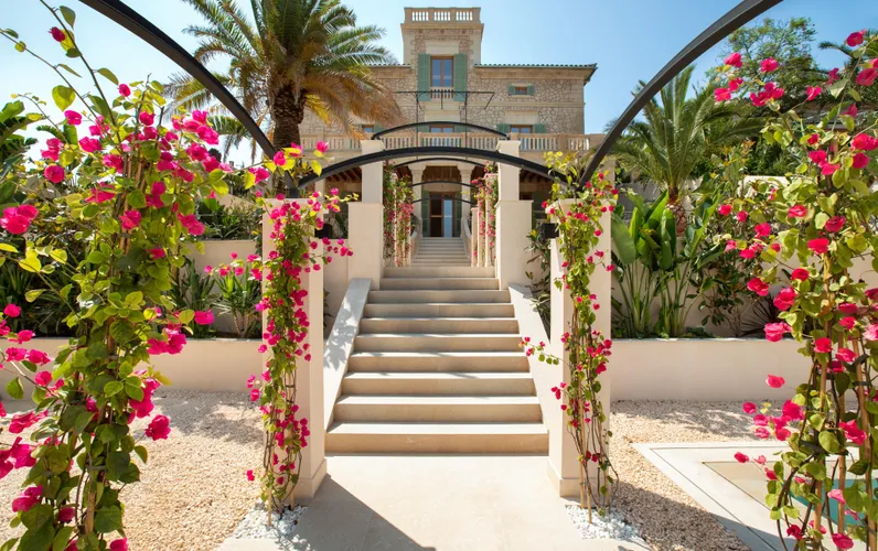 A luxurious and historical modern Mansion in Terreno