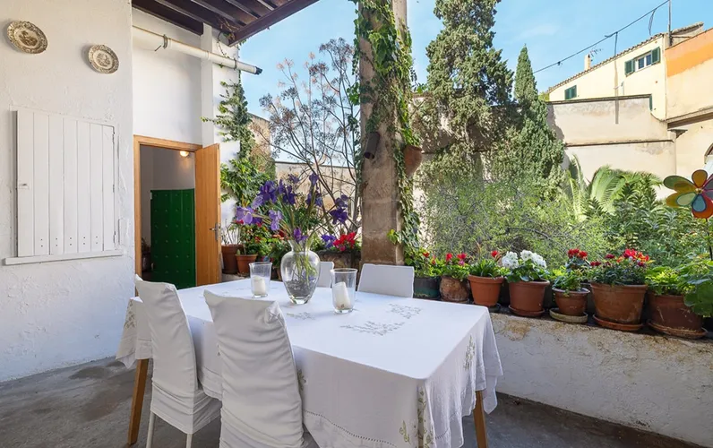 Projet de rénovation : Appartement spacieux dans un immeuble de maître avec jardin de rêve et potentiel
