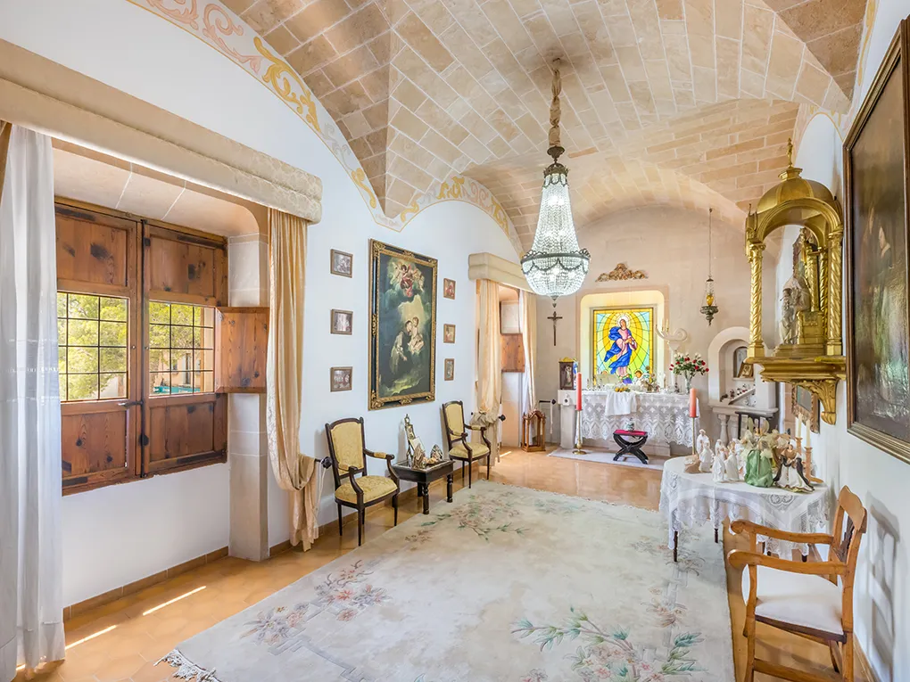 Impressive town palace in the heart of Campos-12