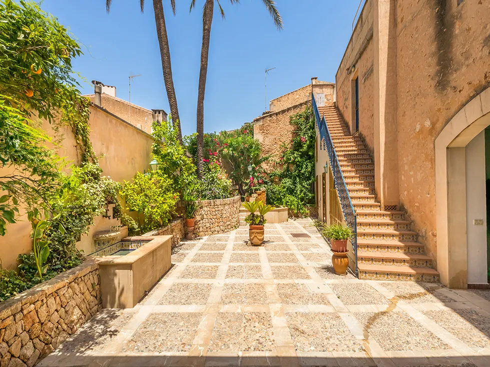 Impressive town palace in the heart of Campos-2