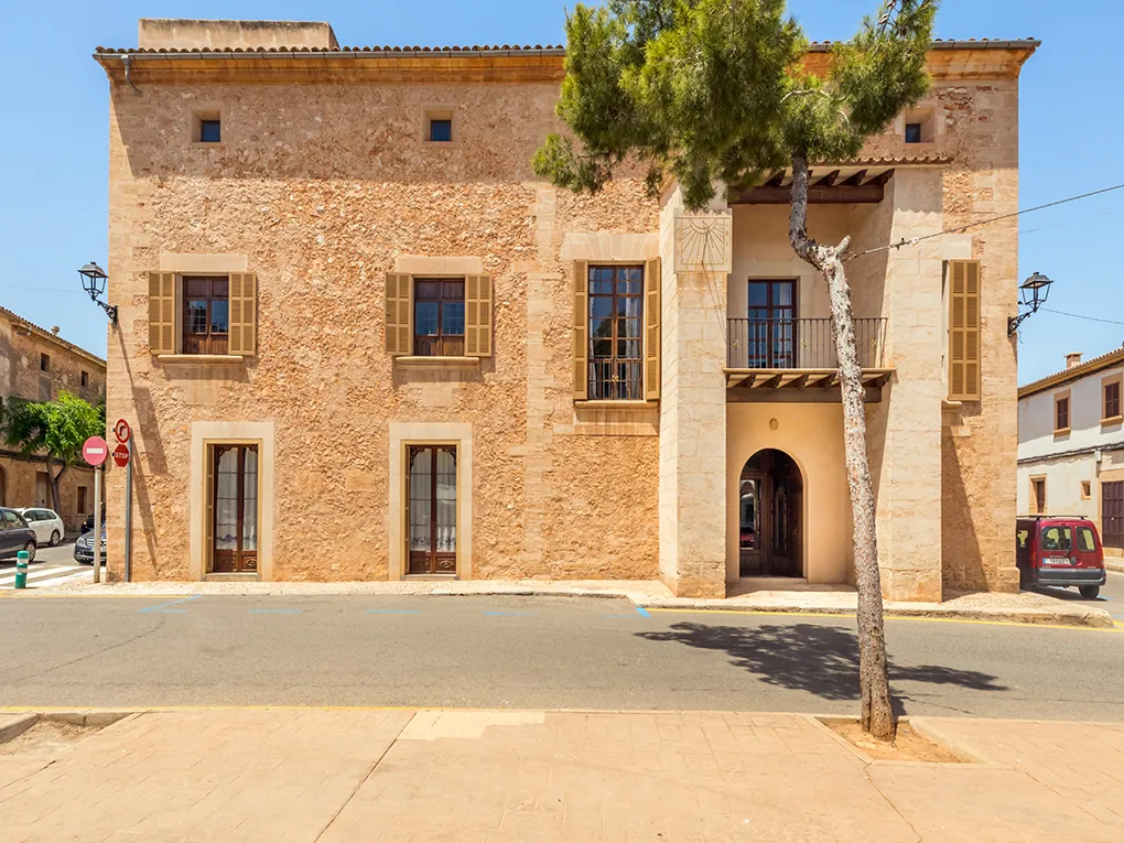 Impressive town palace in the heart of Campos-1