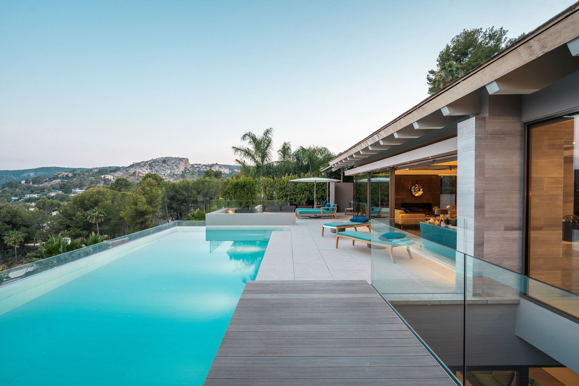 Moderne Luxusvilla mit Panoramablick auf den Golfplatz und das Meer