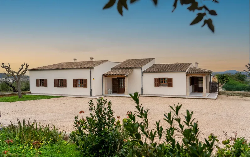 Finca with unique pool, guest house and breathtaking views over Manacor