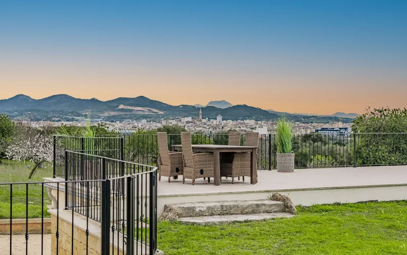 Finca met uniek zwembad, gastenverblijf en adembenemend uitzicht over Manacor