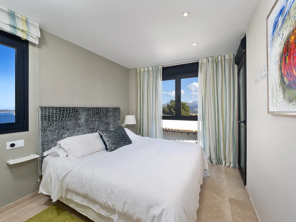 Luxury Frontline Apartment with sea views-13