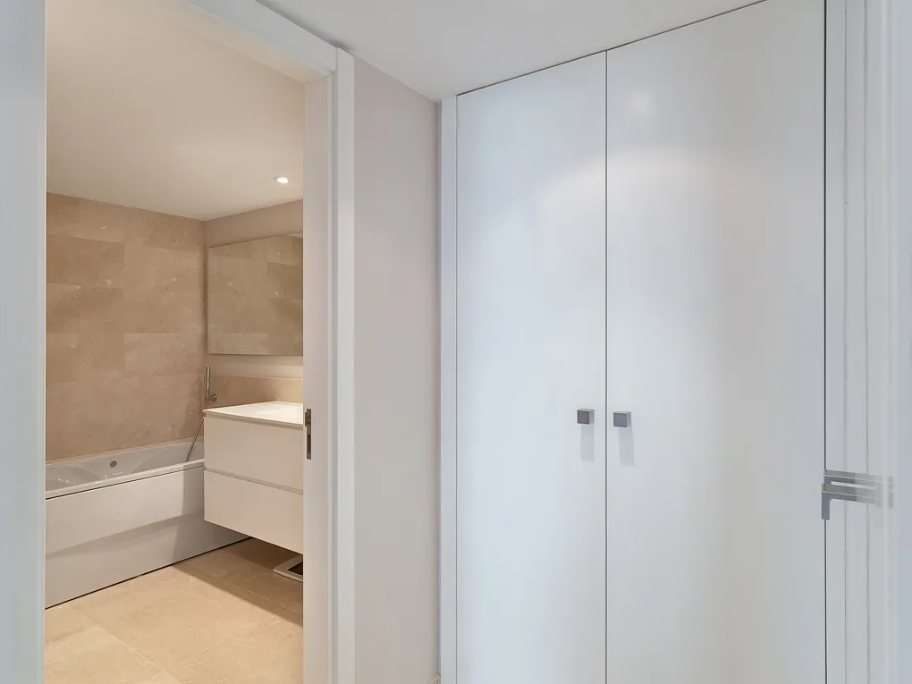 Luxury Frontline Apartment with sea views-10