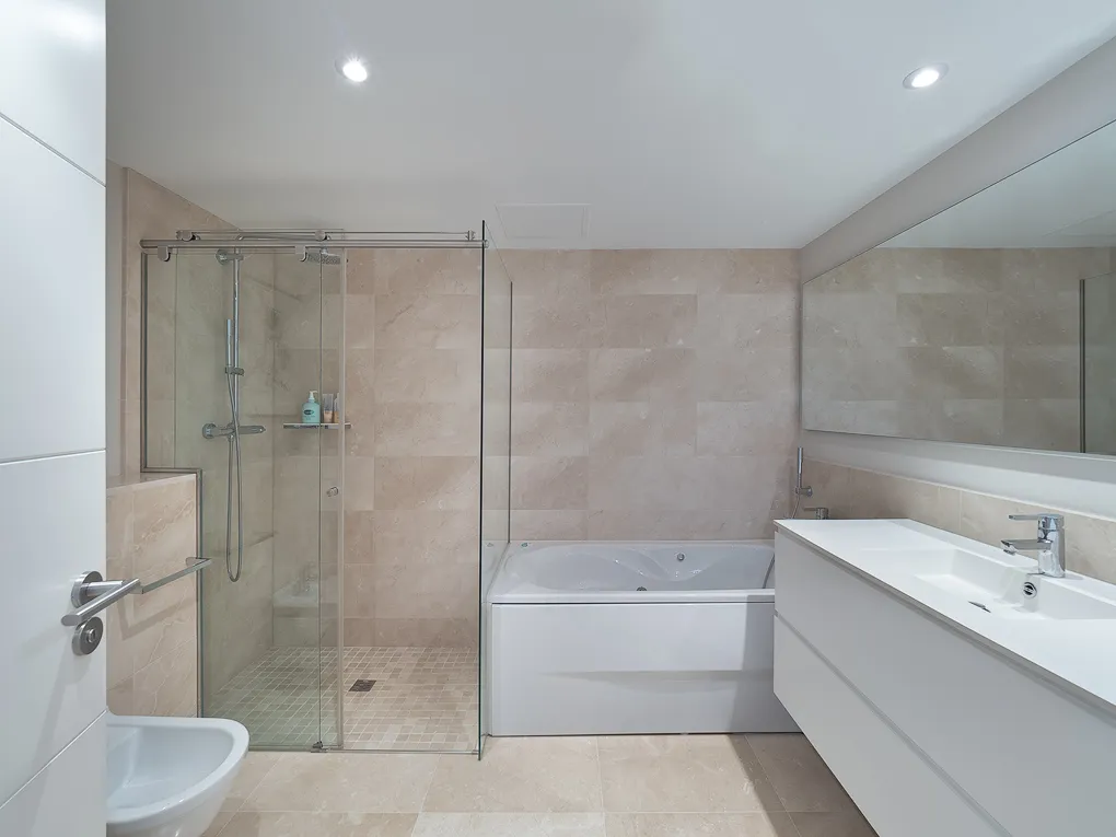 Luxury Frontline Apartment with sea views-14