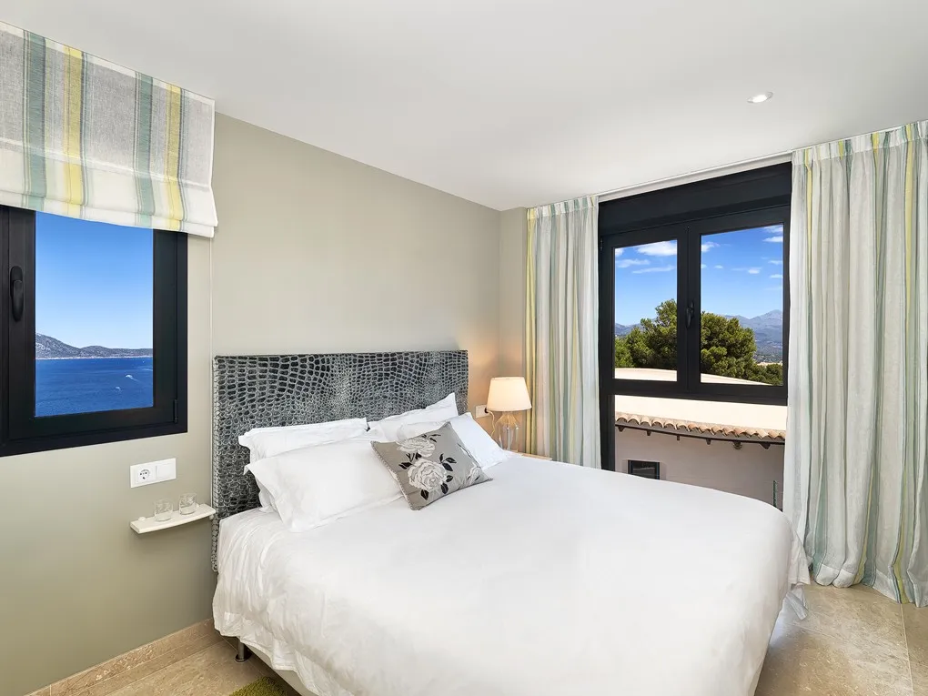 Luxury Frontline Apartment with sea views-11