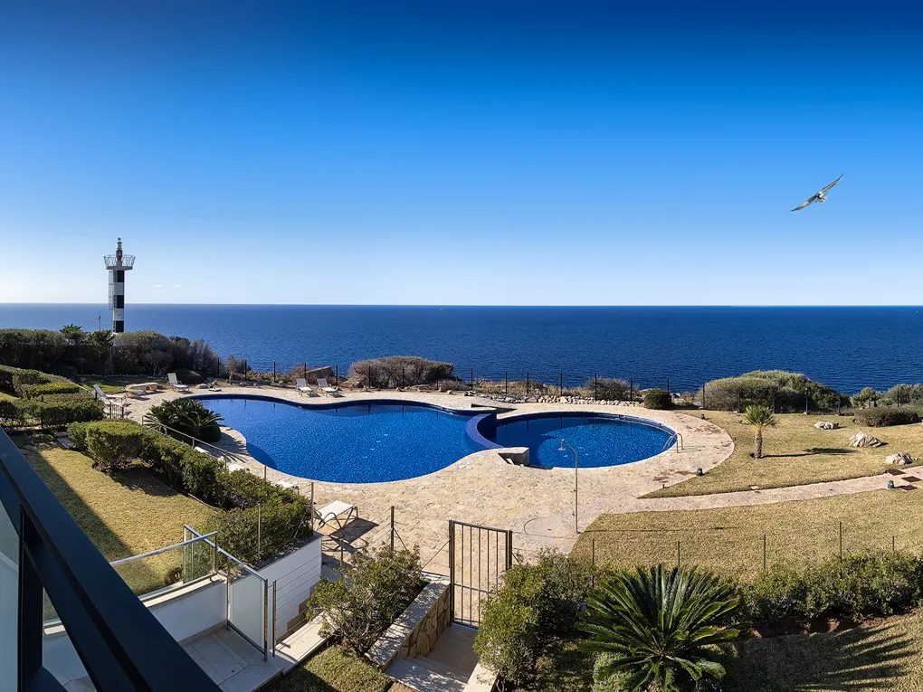 Luxury Frontline Apartment with sea views-15