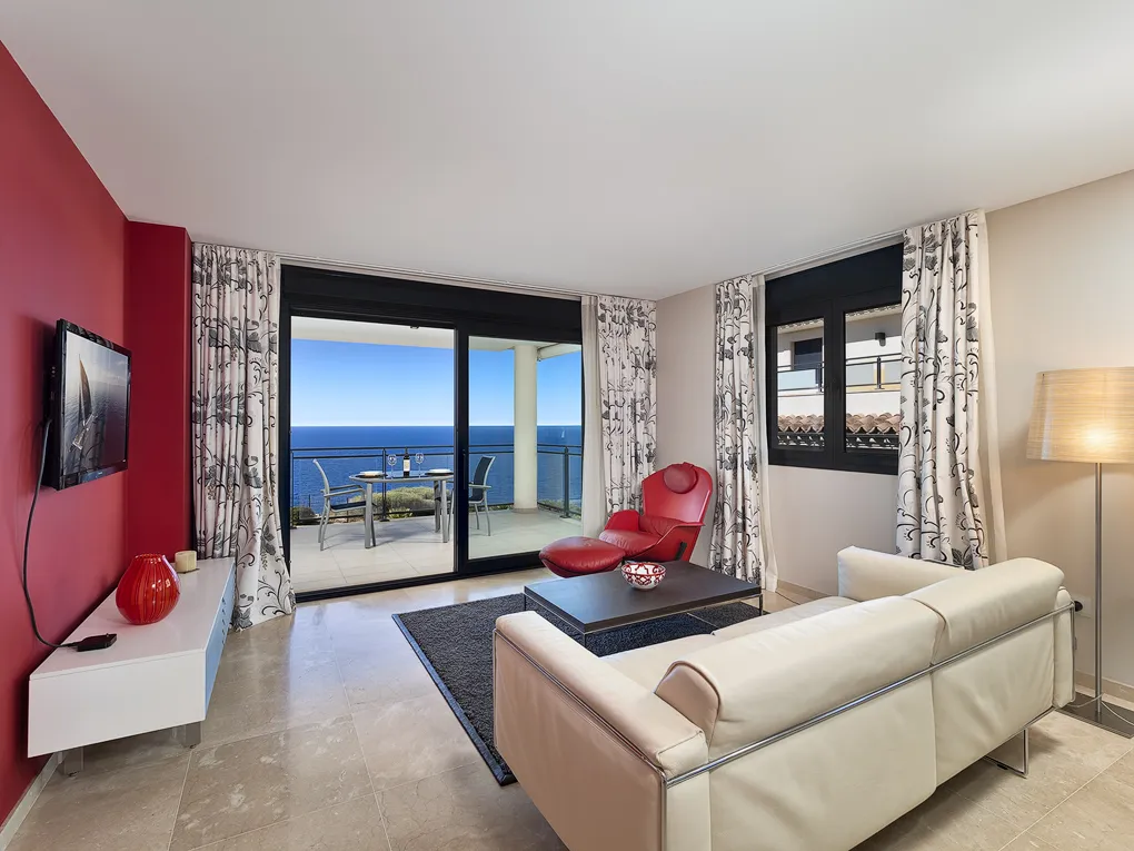 Luxury Frontline Apartment with sea views-5