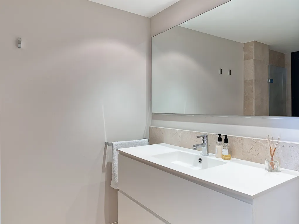 Luxury Frontline Apartment with sea views-12