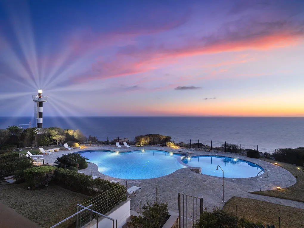 Luxury Frontline Apartment with sea views-16