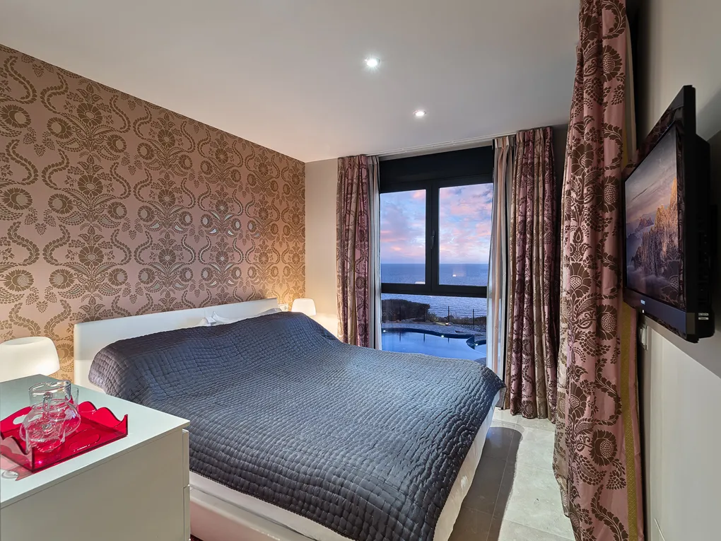 Luxury Frontline Apartment with sea views-9