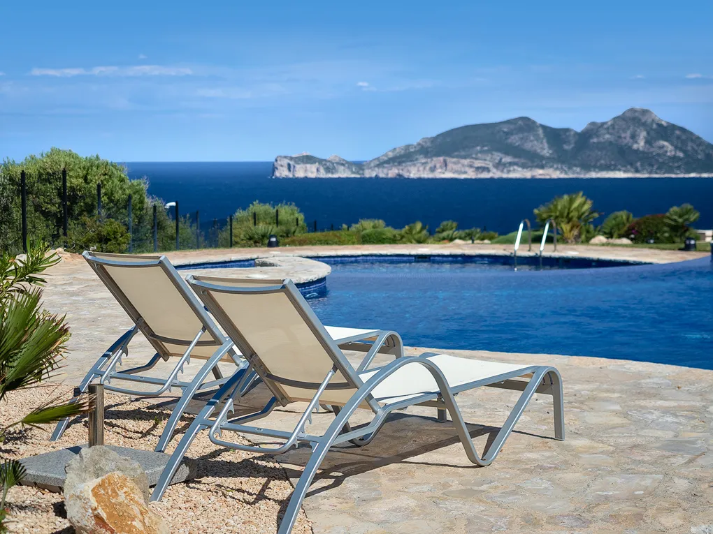 Luxury Frontline Apartment with sea views-3