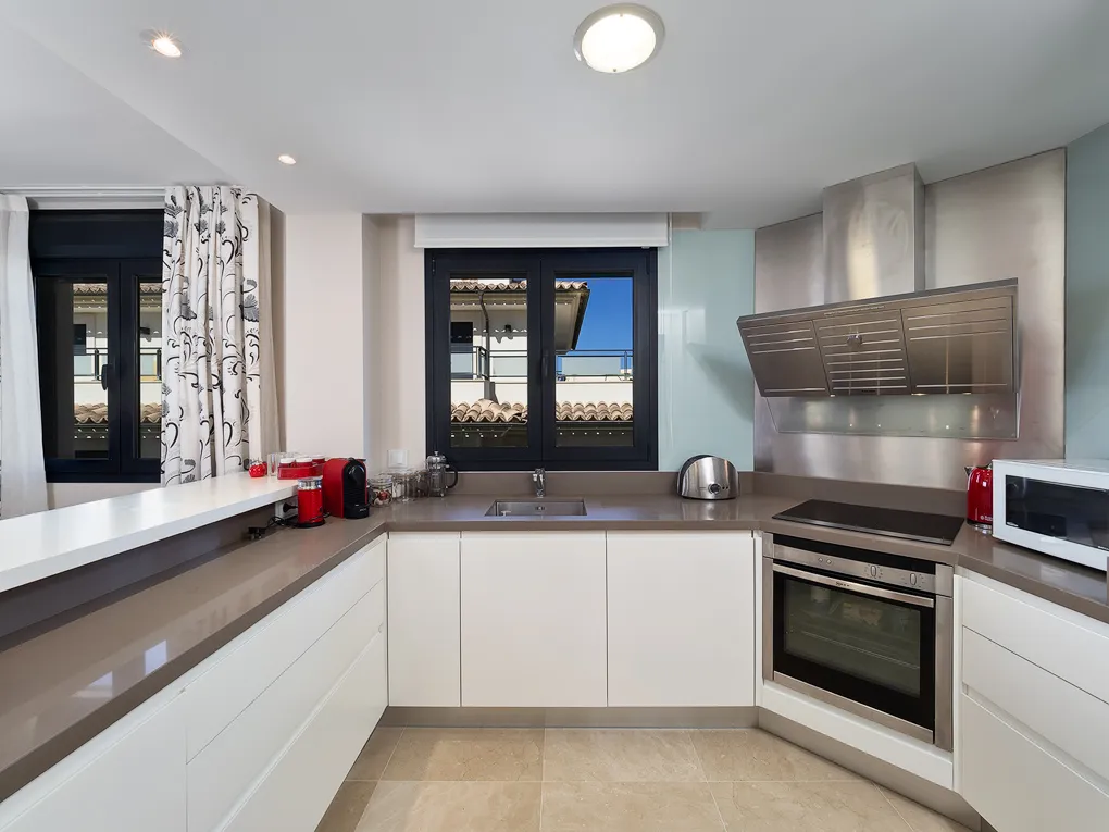 Luxury Frontline Apartment with sea views-8